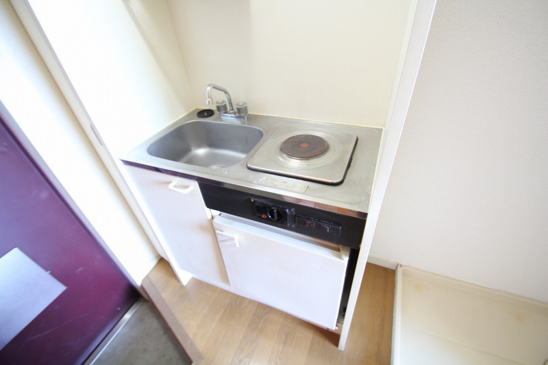 Kitchen. It is an electric stove in the kitchen. 