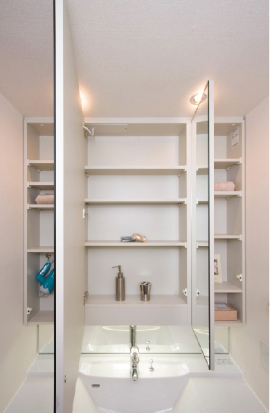 Bathing-wash room.  [Three-sided mirror back storage space] The back of the large triple mirror, Large capacity storage and dryer hook, Installation space of the tissue box / Same specifications