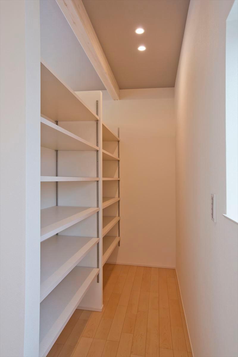 Rendering (introspection). Equipped with a large stock room in Building A stock room living Very large capacity with system storage!
