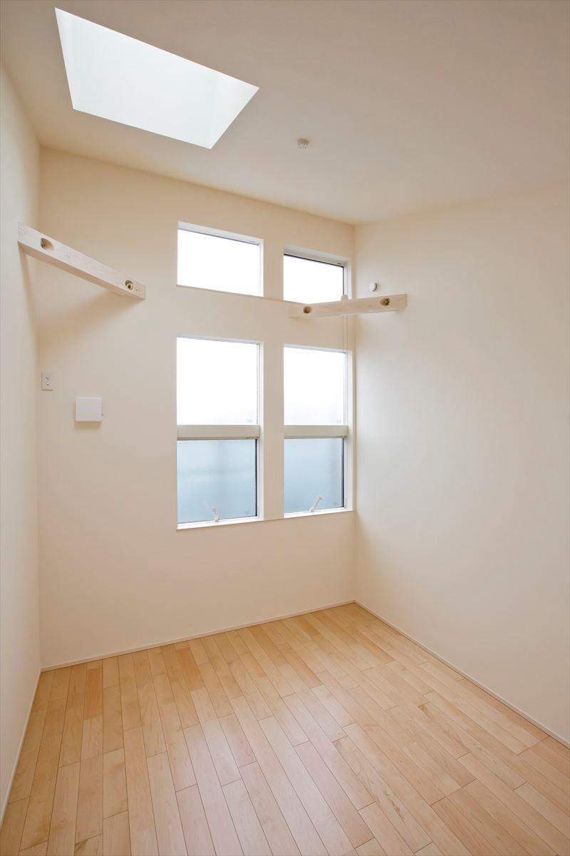 Non-living room. It is very bright living room by building A Western-style top light (skylight) and the high-side light