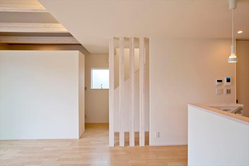 Living. Ashiraimashita cosmetic pillar on the wall so that suggests a state of children go up to Building A living room second floor