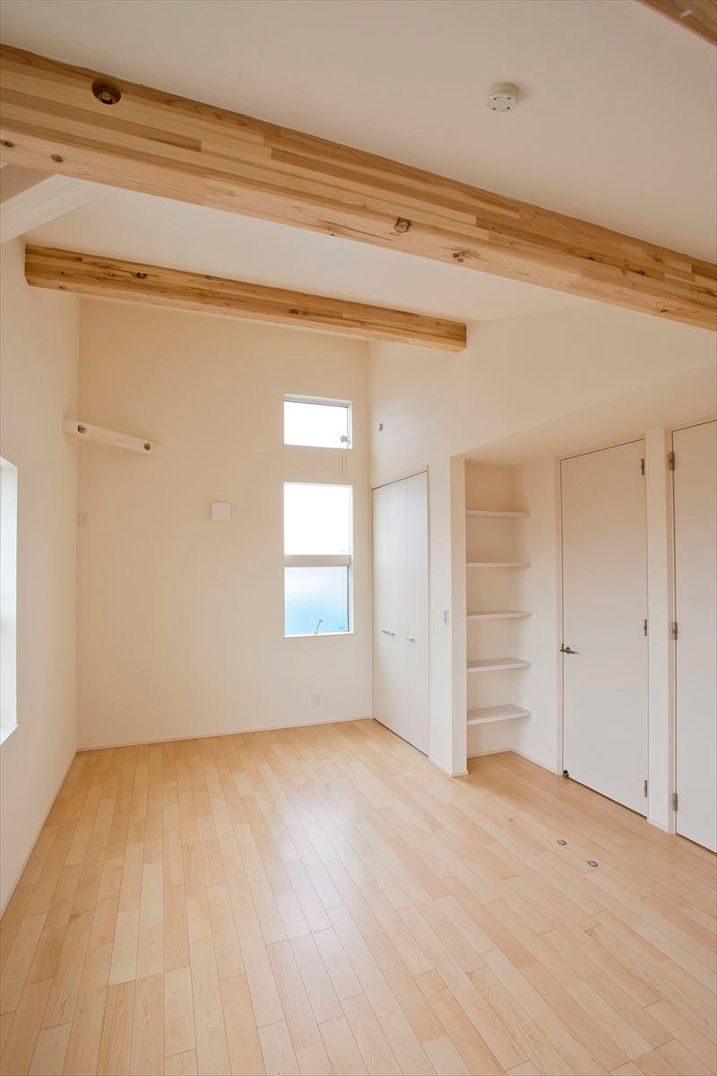 Non-living room. Building A Master Bedroom Very open space is born by the 2 kaizen room and the slope ceiling. Bookshelf attractive Build wearing!