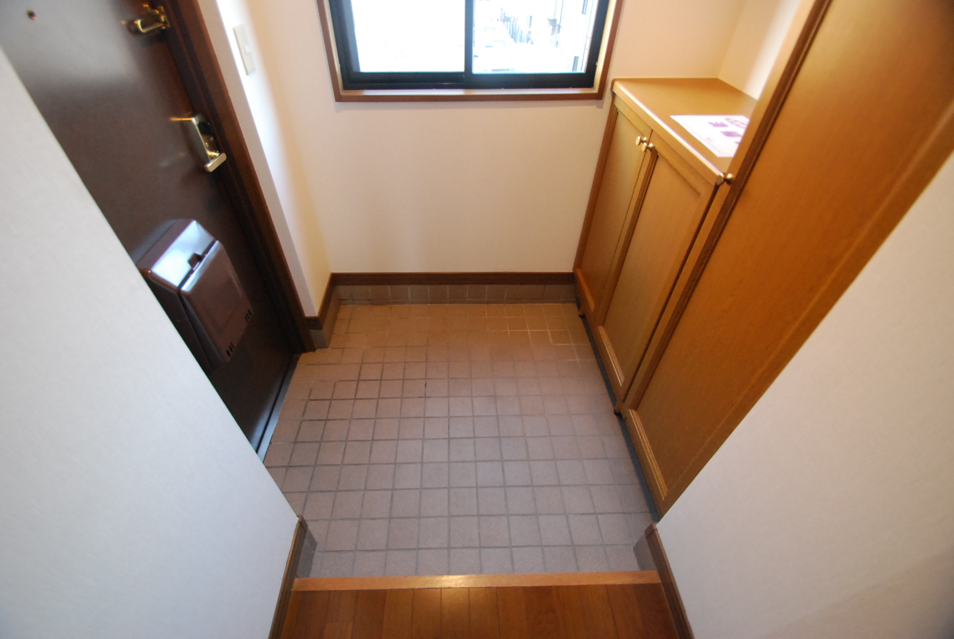 Entrance. With Hiroi cupboard