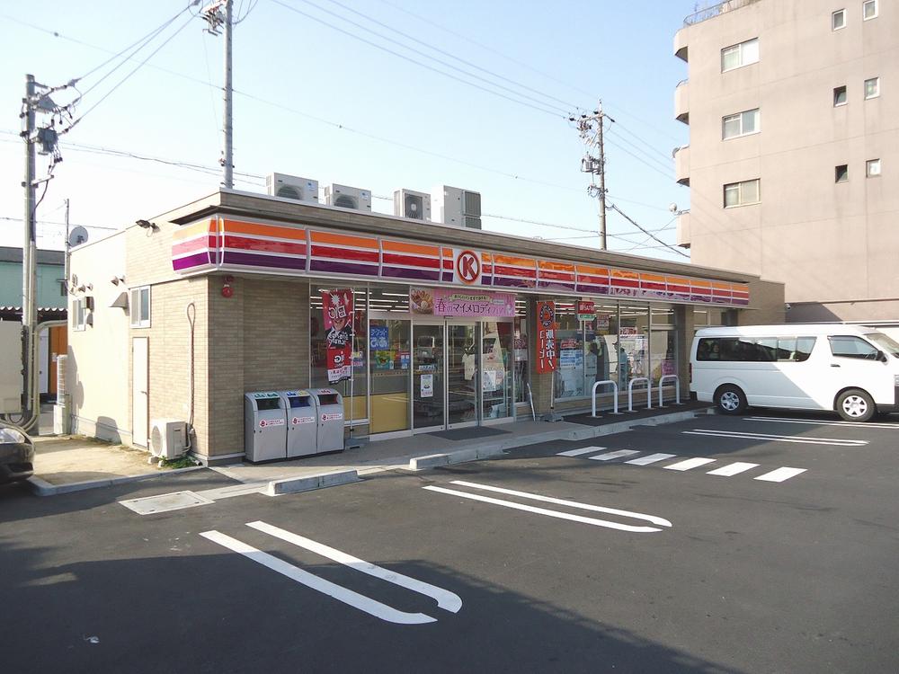 Convenience store. 440m to Circle K