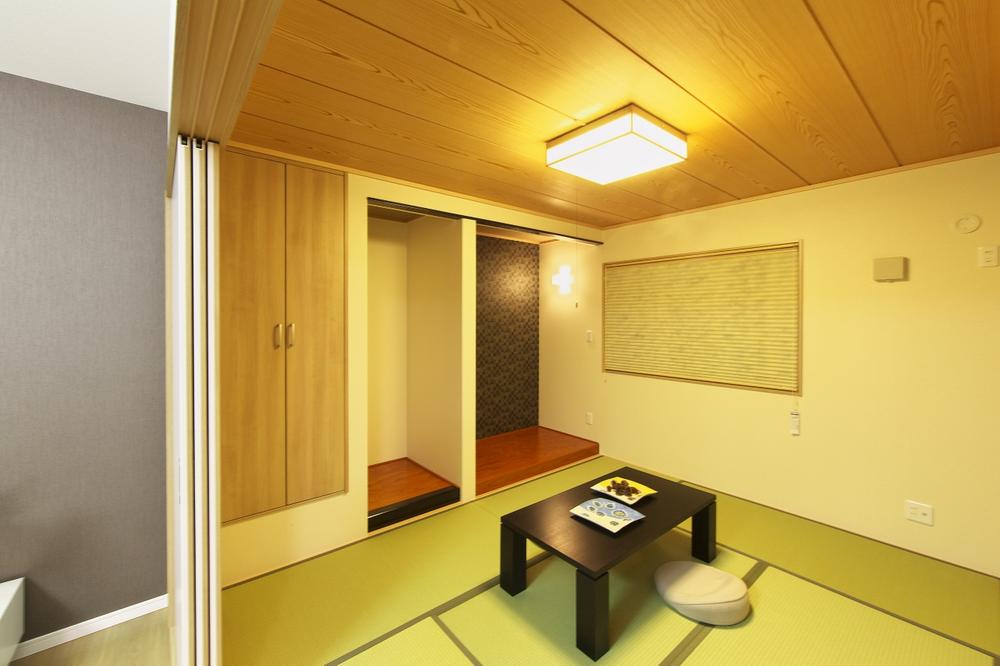 In Building B Japanese-style designer House, Buddhist family chapel, Birth of full-scale Japanese-style room with alcove. By blind by coordinator Choice, Incorporating modern in the space of the sum. . Building B Japanese-style room