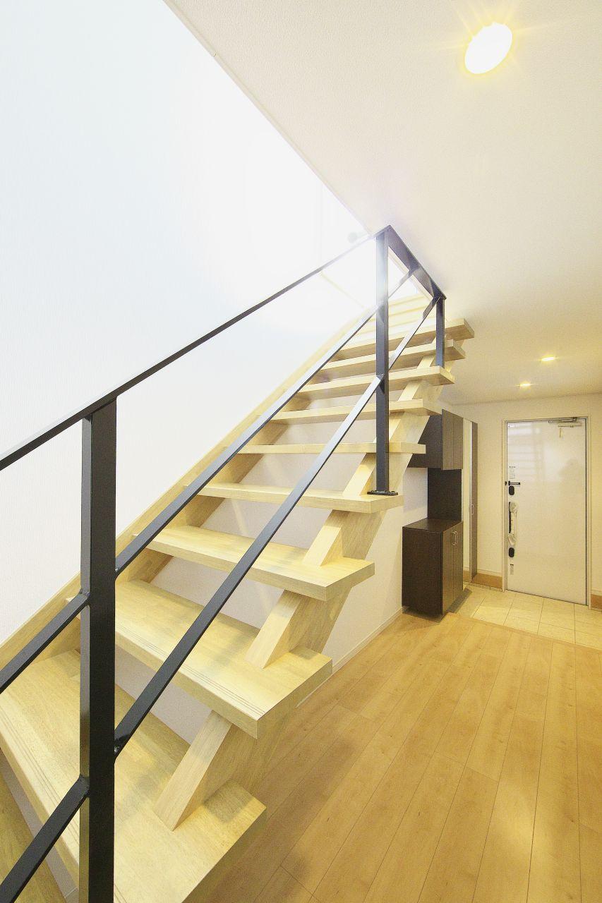 Entrance. Building B entrance architect of the Good Design. By utilizing the space, Entrance of the design where the light pours from the top.