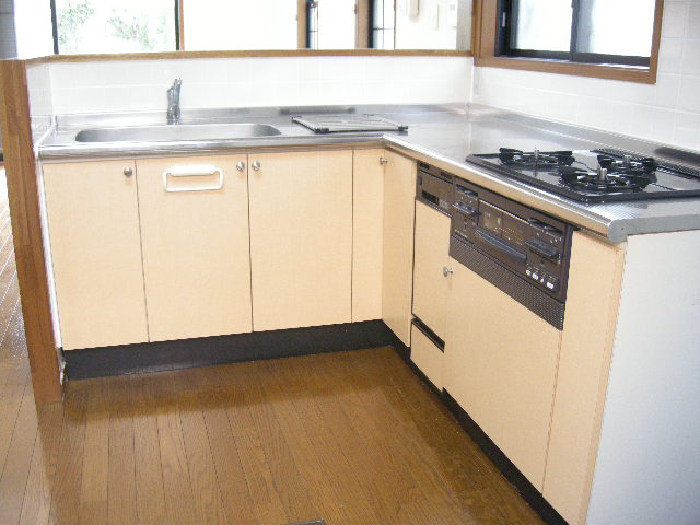 Kitchen. Easy-to-use L-shaped counter system Kitchen. 