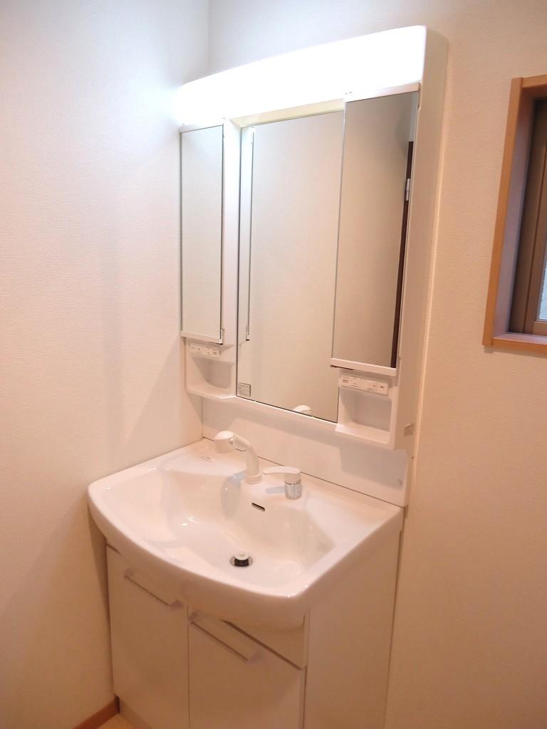 Wash basin, toilet. Indoor (12 May 2013) Shooting