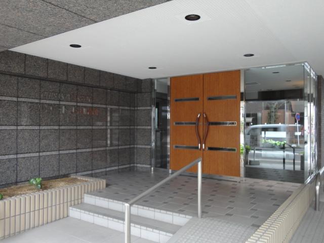Entrance. Common areas