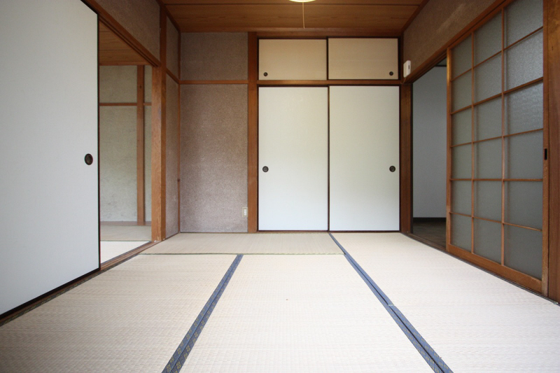 Living and room. Is a Japanese-style room in the housing there are two. 