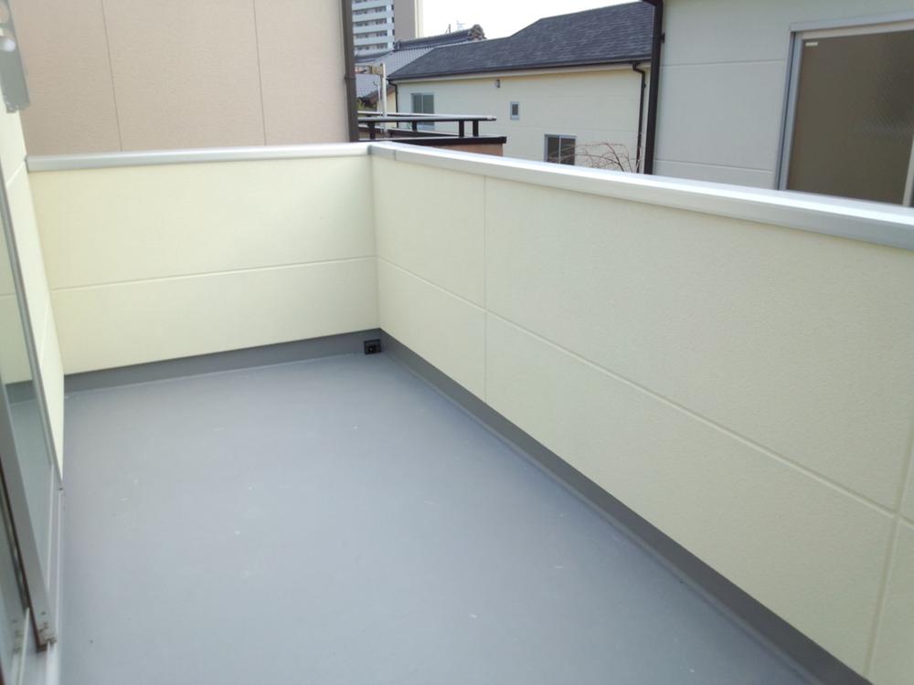 Balcony. South balcony!