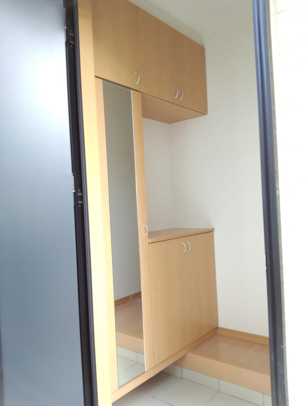 Receipt. Cupboard with mirror