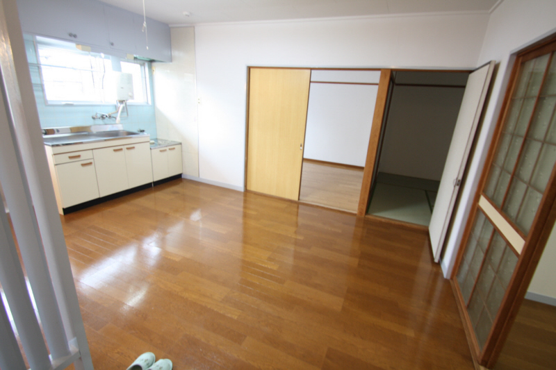 Living and room. (image)