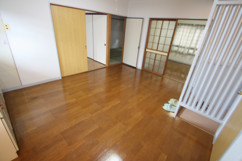 Living and room. (image)