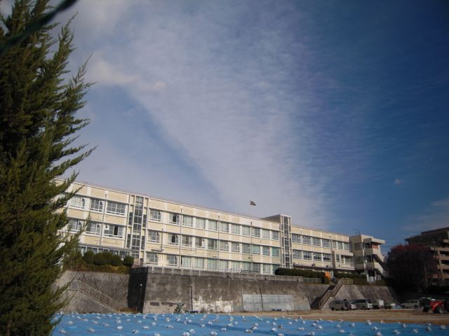 Junior high school. Municipal Kamioka until junior high school (junior high school) 370m