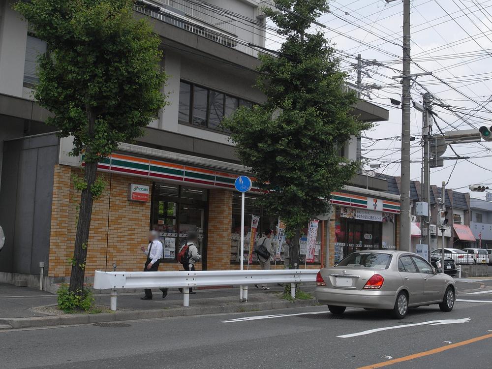 Convenience store. 681m to Seven-Eleven