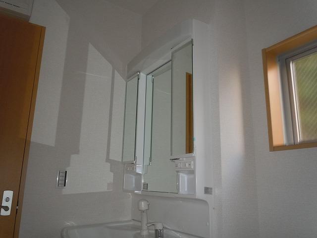 Wash basin, toilet. Indoor (10 May 2013) Shooting 