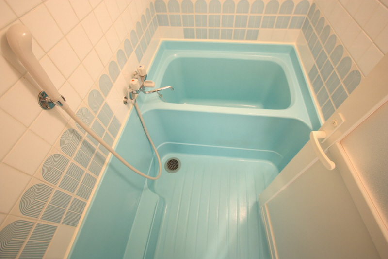 Bath. A blue bath. 