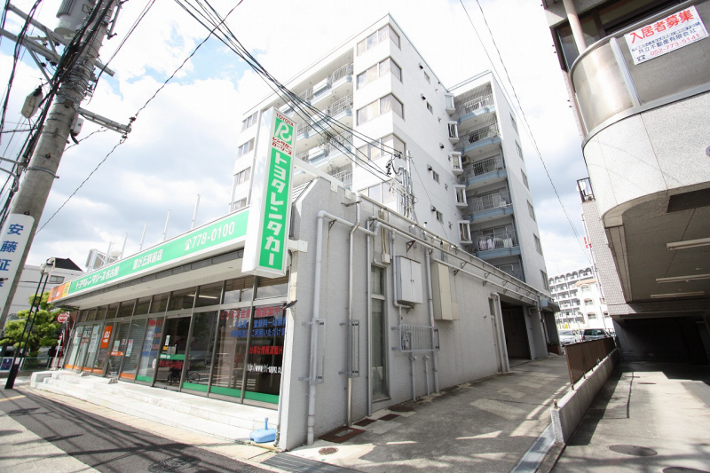 Building appearance. First floor has become the tenant. 