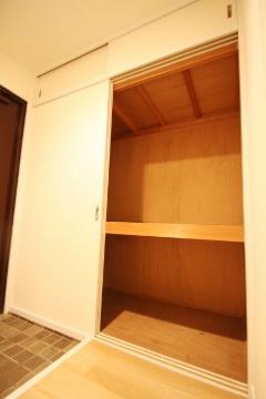 Other room space. Entrance next to storage