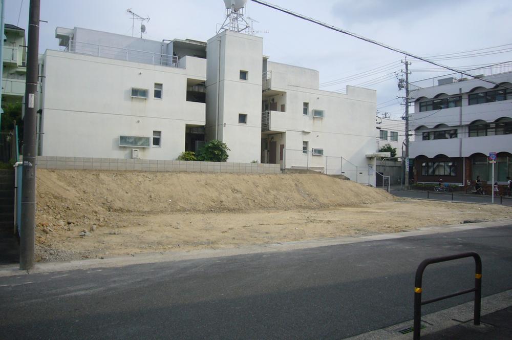 Local photos, including front road. West road about 11.9m ・ North side road about 7.9m