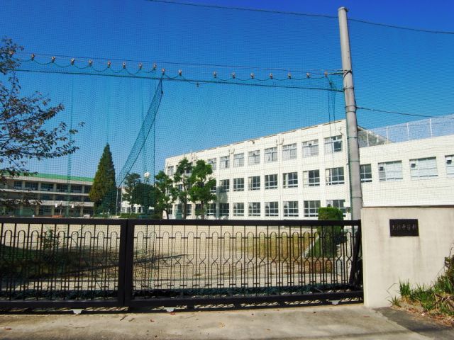 Junior high school. Municipal Kamiyashiro until junior high school (junior high school) 880m