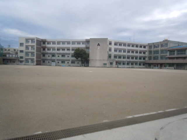 Junior high school. Fujimori 572m until junior high school (junior high school)