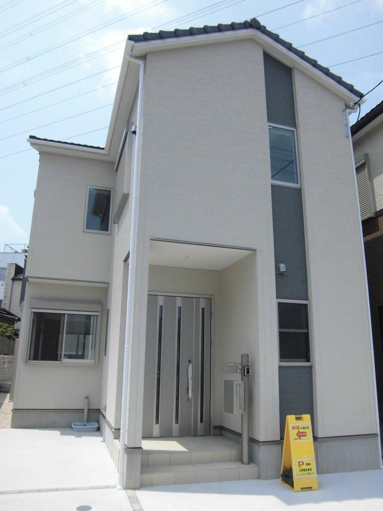 Local appearance photo. It is a simple appearance and timeless. White is the main, It contains the blue vertical line, It is refreshing fashionable.