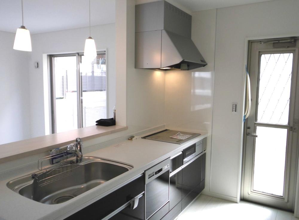 Kitchen. IH Cooking, Dishwasher, Because it is an open kitchen with a back door, Also get on get on wife of housework