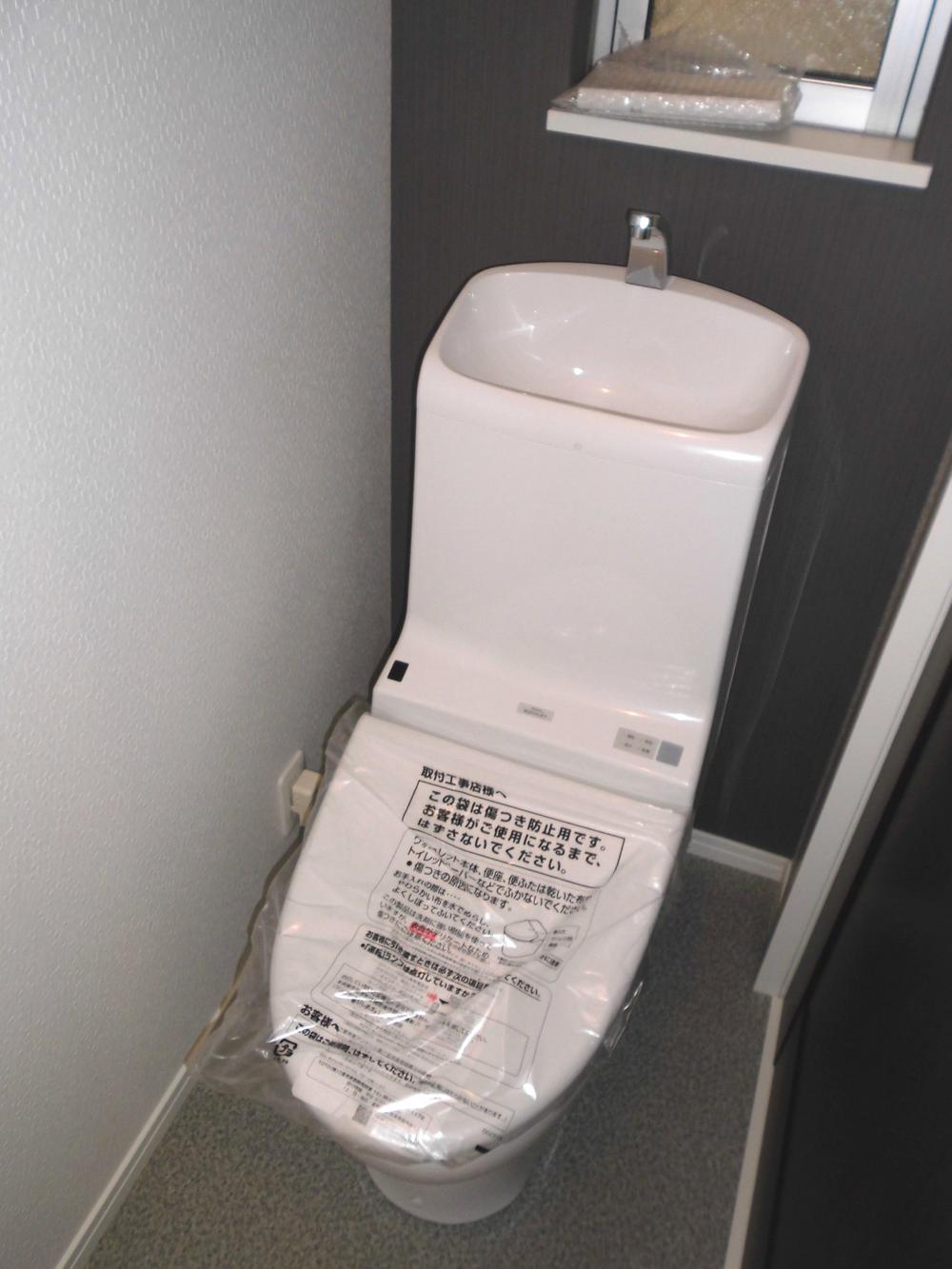 Toilet. By changing the cross of color, It is a restroom that have come up with a chic atmosphere. Of course, it is with a bidet.