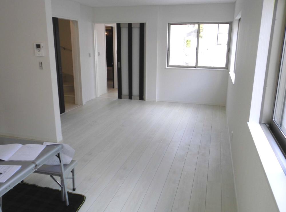 Living. But is clean spacious living room with white, It is tightening with a jerk and re-cover the ceiling of the wallpaper in the dark eyes of the color of the wallpaper, Fashionable.