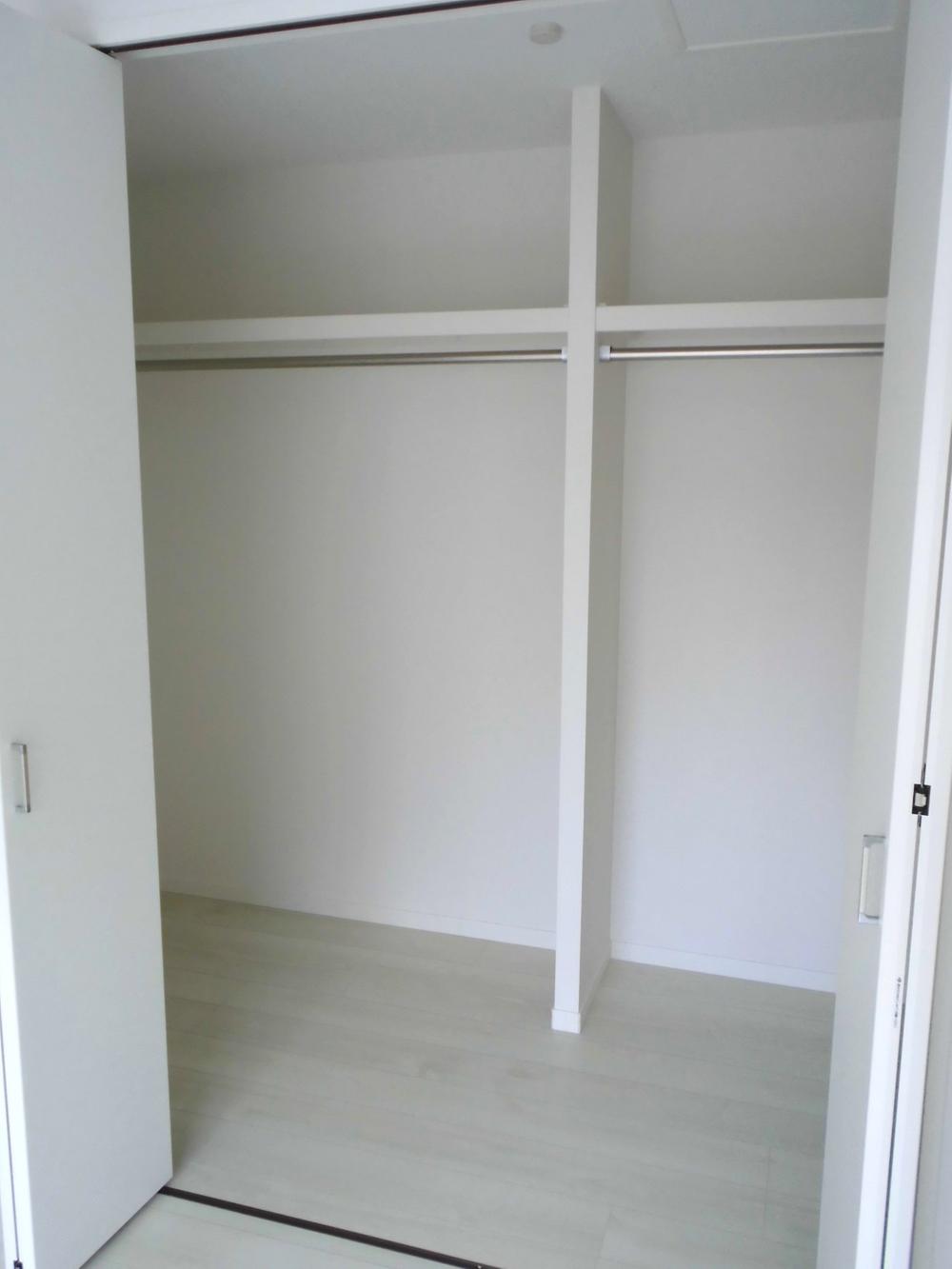 Receipt. Large closet are equipped in each room. There is also a popular ultra-large walk-in closet with a room.