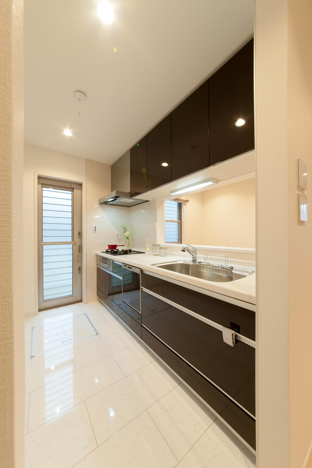 Kitchen. Wife safe design overlooking the living room to the easy-to-use system kitchen with a lifting function formula Tsuto