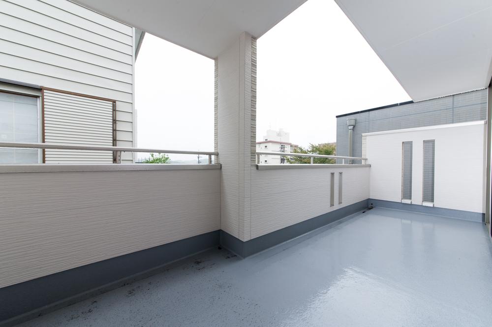 Balcony. Spacious balcony