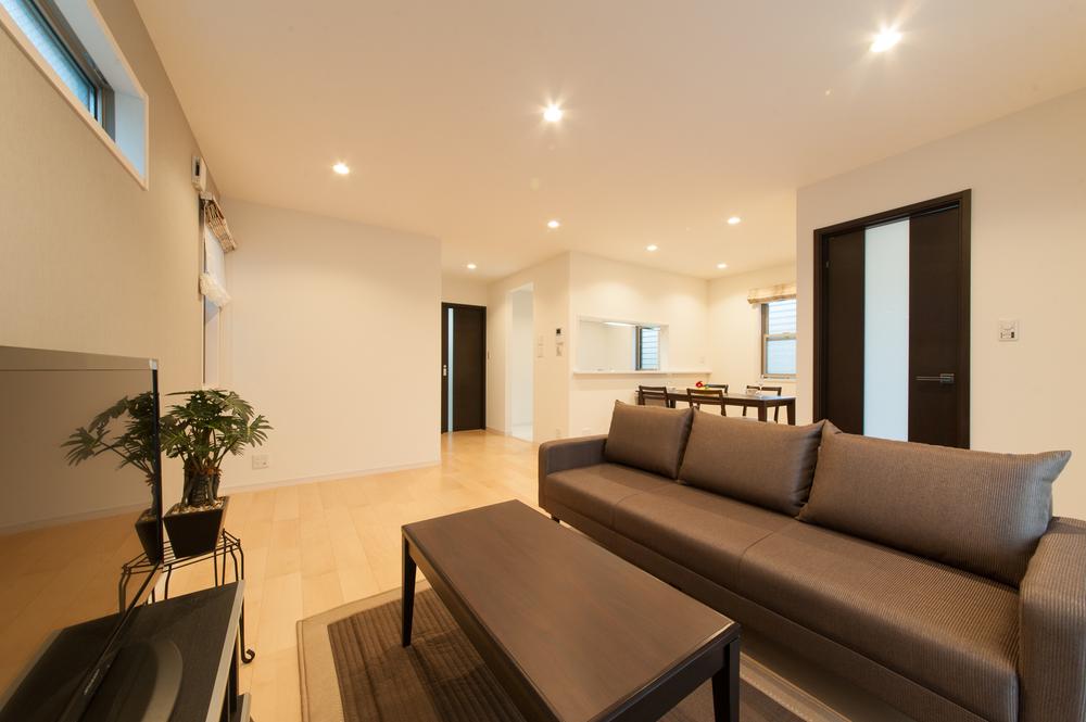 Living. Calm private space that can not be seen from mid-table because the location that was entered in the back from the street! Spacious living room of the living-in stairs peace of mind and out of the family is found