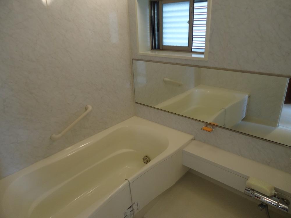 Bathroom. Bathroom with window ・ 1620 size unit bus (September 2013) Shooting