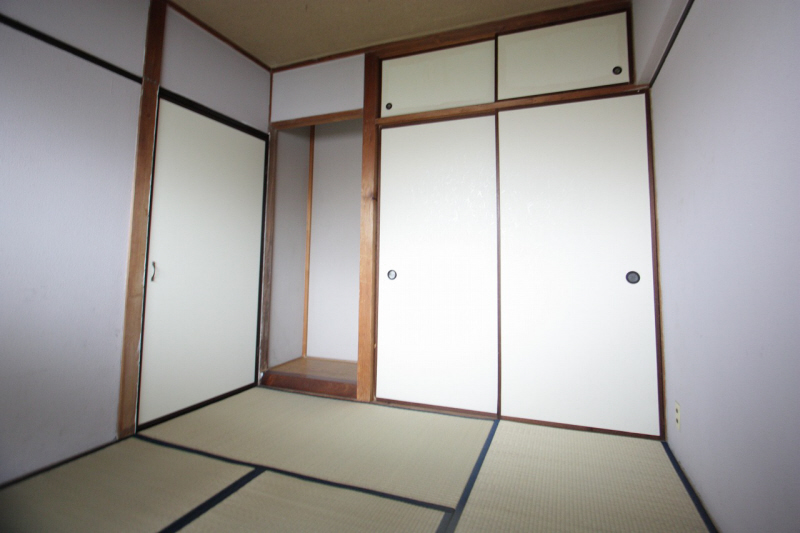 Living and room. It is the entrance next to the Japanese-style room. 