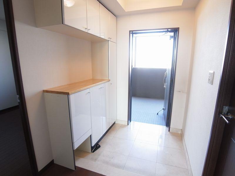 Entrance. Local (11 May 2013) Shooting