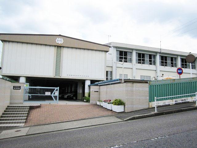 Junior high school. 770m to Nagoya Municipal Ithaca junior high school