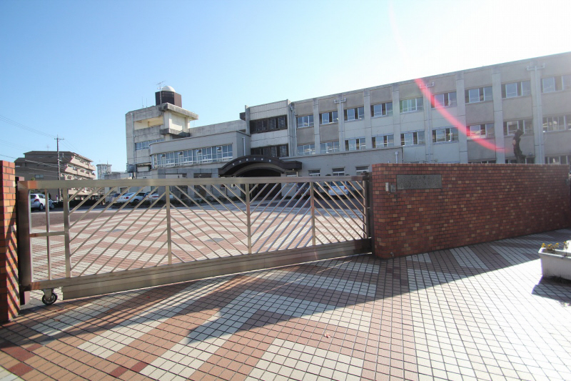 Primary school. Makinohara up to elementary school (elementary school) 240m