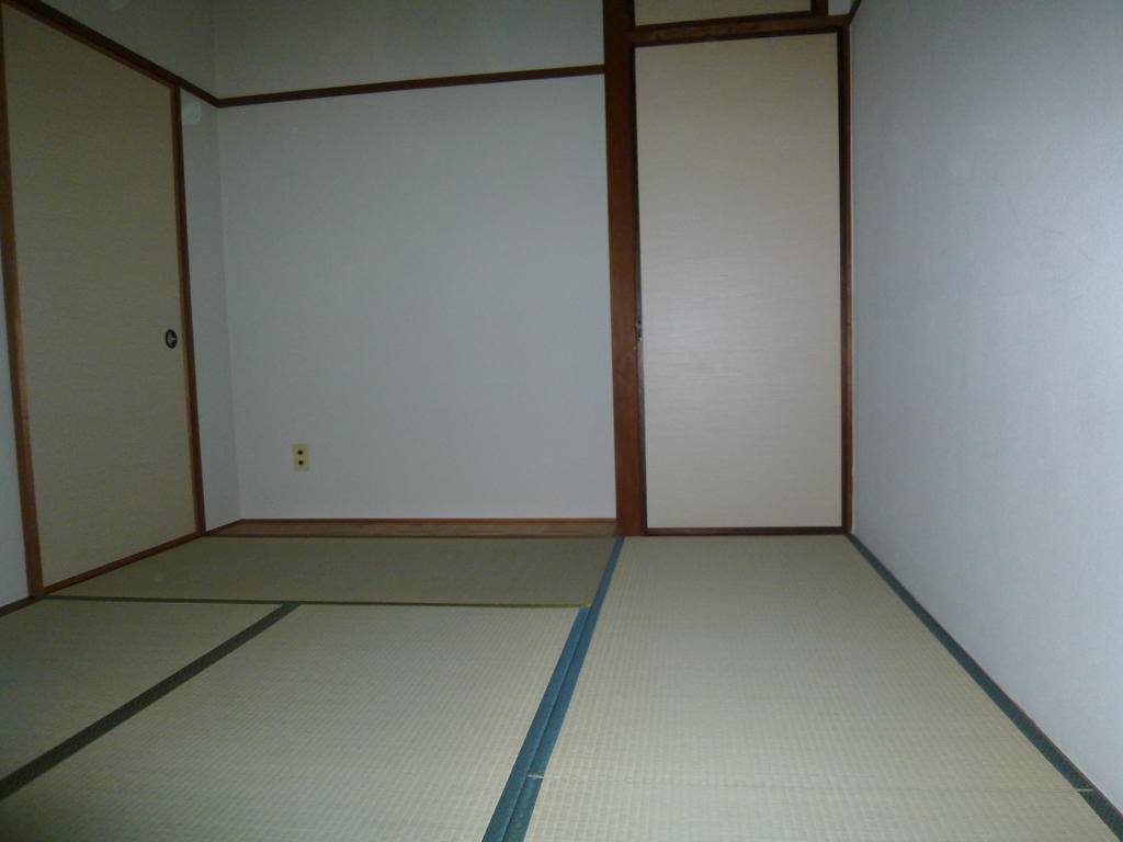 Living and room. Japanese-style room 6 quires There is storage space