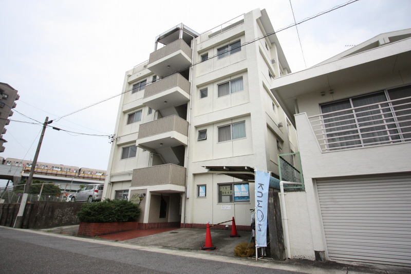 Building appearance. It stands out because it is pure white of the building.