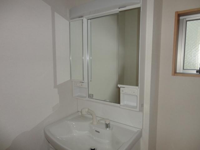 Wash basin, toilet