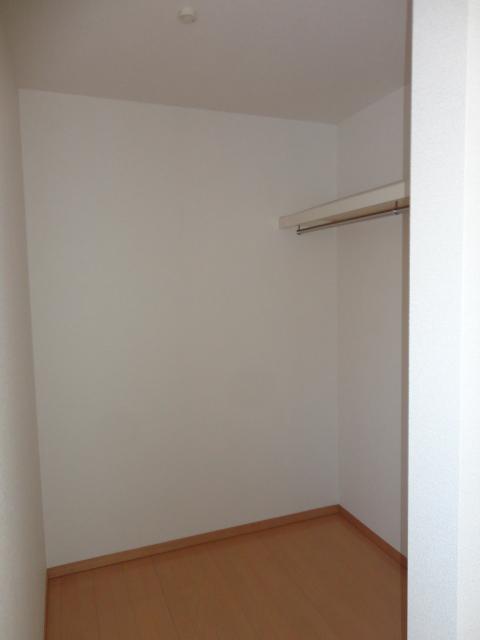 Receipt. Walk-in closet