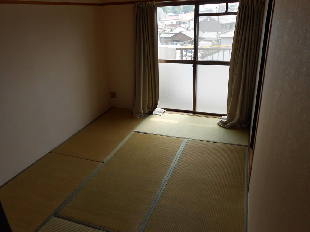 Living and room. Southeast side of the Japanese-style room. There Pledge 6