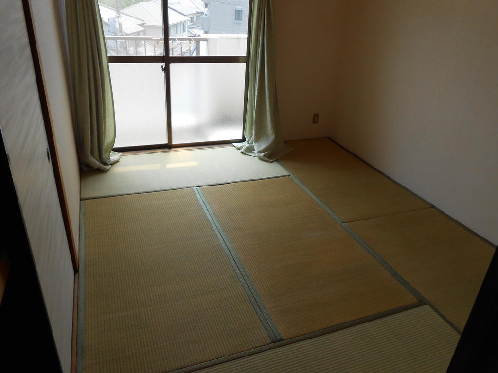 Living and room. Southwest side of the Japanese-style room. There Pledge 6. 