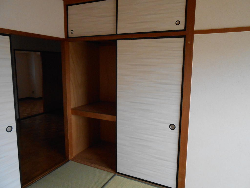 Receipt. It is a closet of the southwest side of the Japanese-style room. There are two closets in this room