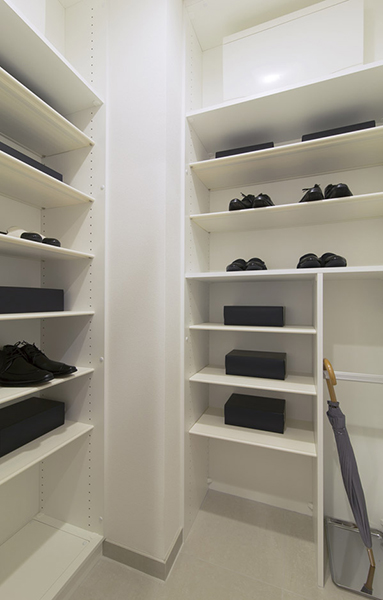 Shoes-in closet that can be used while wearing shoes. Shoes, of course, Perfect for storage of items for going out of dirt and bring in the room is a concern.