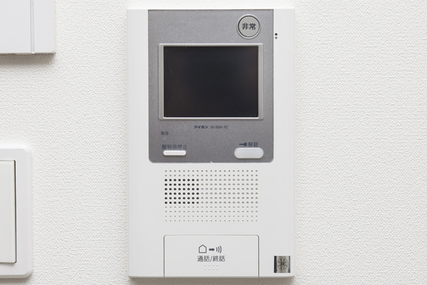 Other.  [Intercom with color monitor] Intercom with color monitor that can check the visitors in the voice and the easy-to-read color image has been adopted (same specifications)