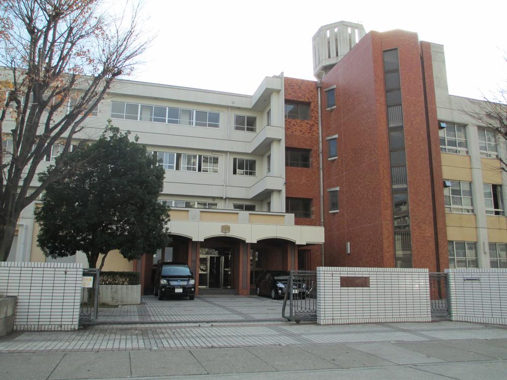 Junior high school. 1335m to Nagoya City Tatsuka flow junior high school